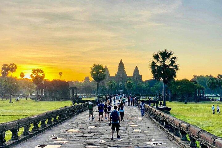 Full Day Tour Phnom Penh to Siem Reap Taxi, Angkor Visit & Return