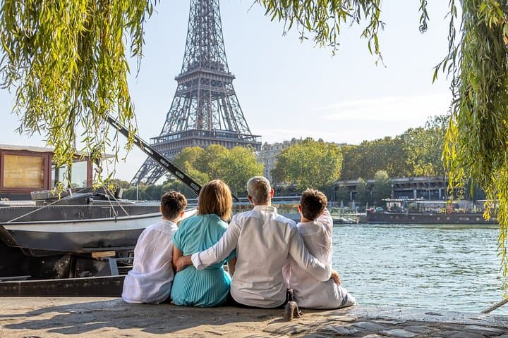 Fun & Professional Eiffel Tower Photoshoot in Paris