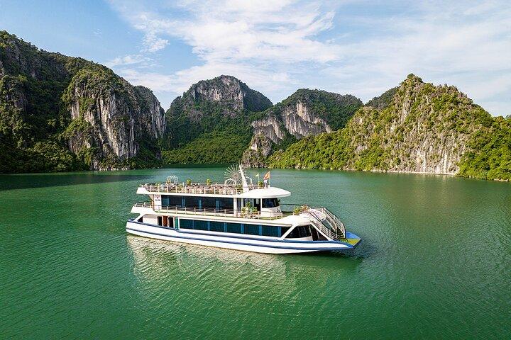 Luxury 5 Star Ha Long Bay Day Tour from Hanoi with Limousine