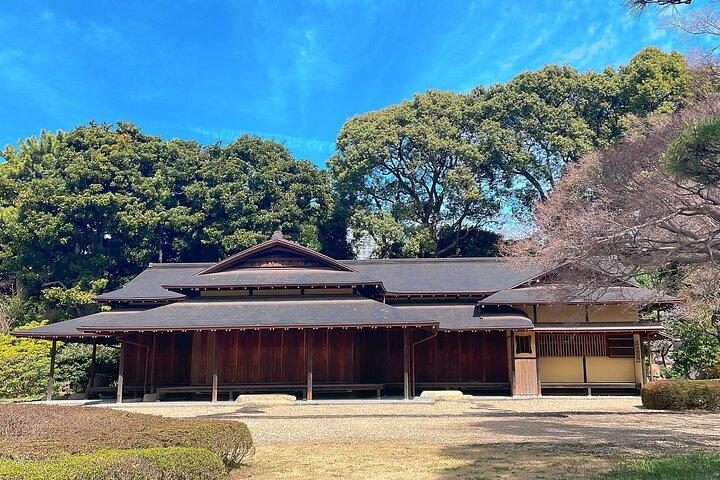 Imperial Palace to Tokyo Station Historical Walking Tour