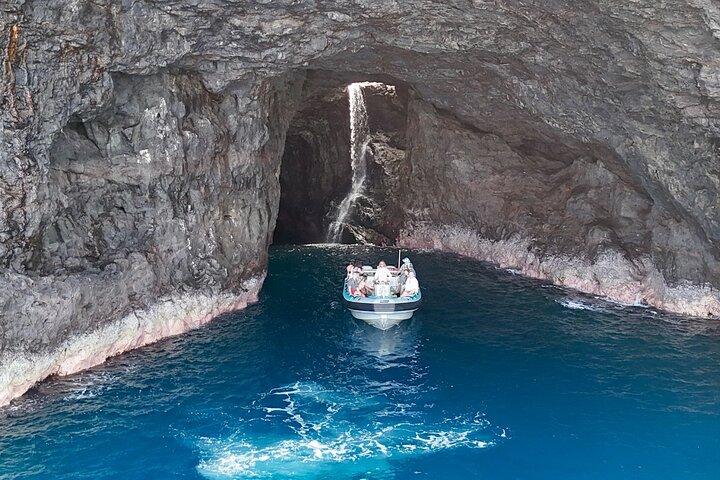 Nā Pali Coast Zodiac Raft Sea Caves Expedition on Kauai