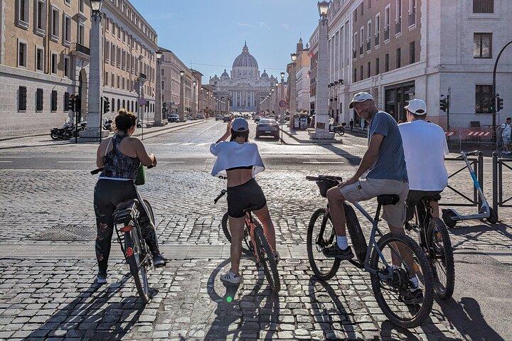 E-Bike Rome Highlights & Tasting in the Secret Cave