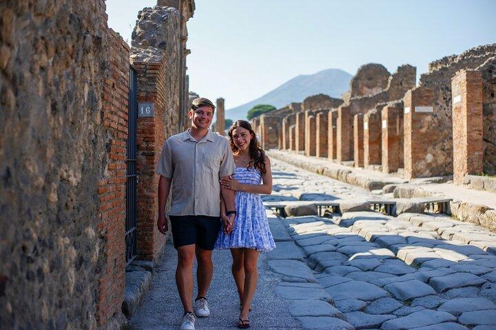 Private Photo Shoot in Pompeii with a Local Photographer