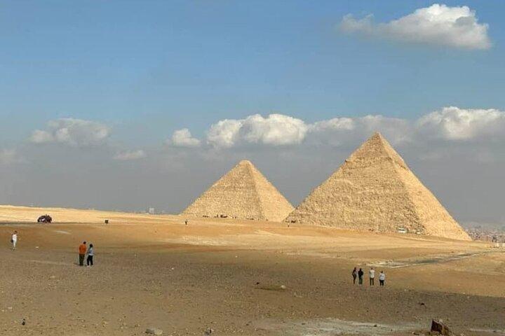 Private Giza Pyramids Sphinx and Egyptian Museum Tour