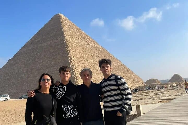 complete package pyramids, memfis, saqara and museum + free dinner