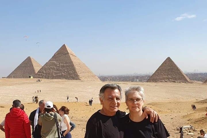 complete package pyramids, memfis, saqara and museum + free dinner