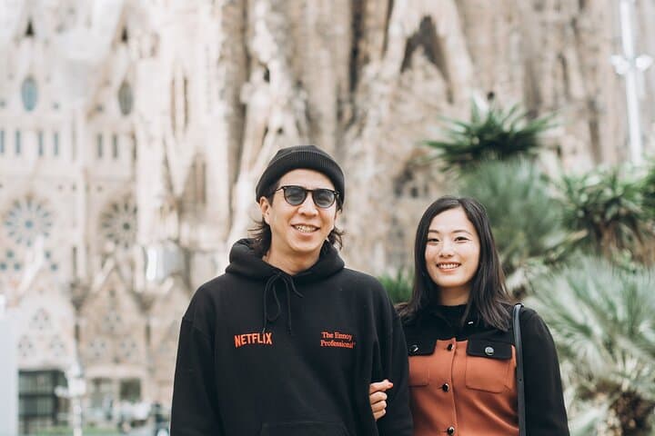 Barcelona: Private Photoshoot Sagrada Familia Park Guell Gothic