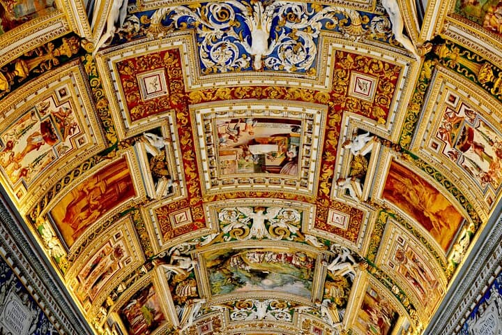 Guided Tour of Vatican Museum & Sistine Chapel With Skip The Line