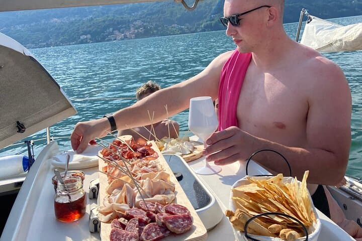 4h Catamaran Tour on Lake Como with Snacks - from Tremezzo