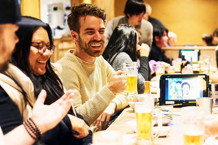 Tokyo: Shinjuku Bar Hopping & Night Walking Tour