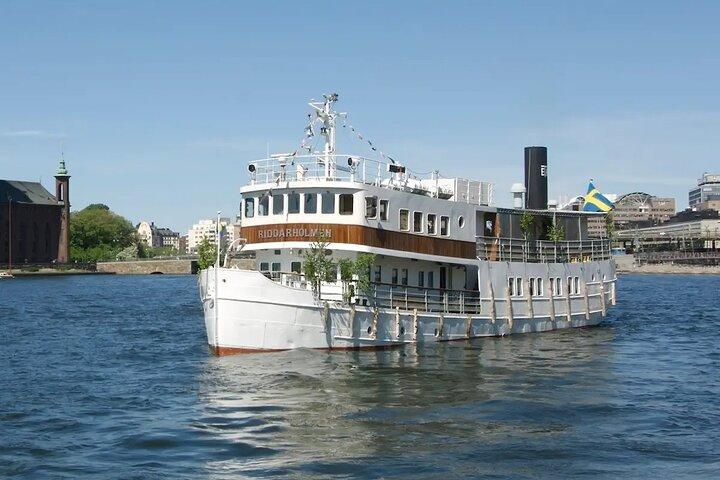 Stockholm: 2h Old Town Walking Tour + 2.5h Archipelago Cruise