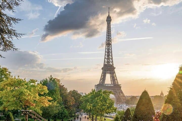 Paris: Eiffel Tower Guided Tour by Elevator
