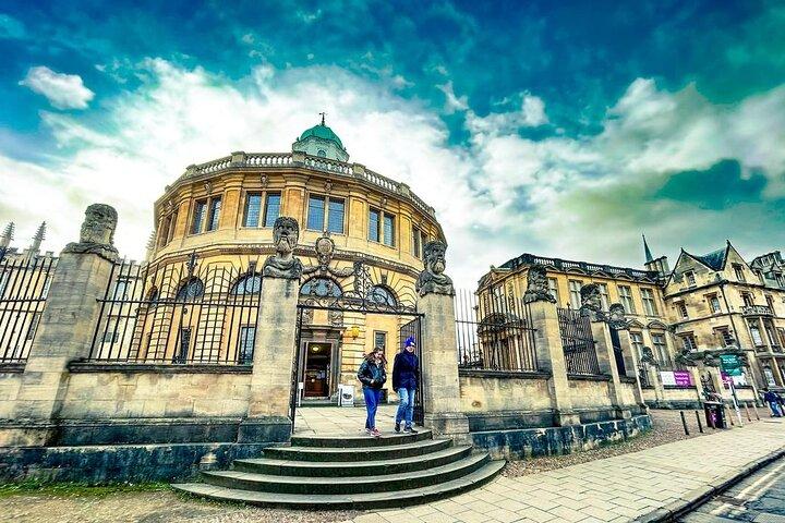 Oxford University and Harry Potter Tour with Live Entertainment