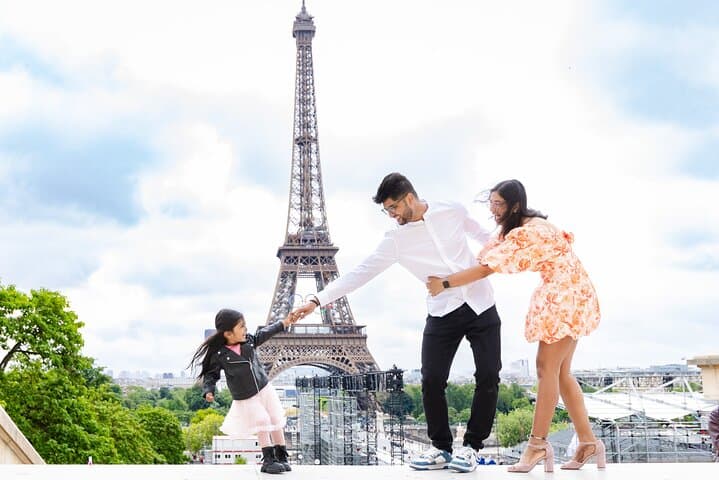 Paris private photoshoot around Eiffel Tower (or Louvre)