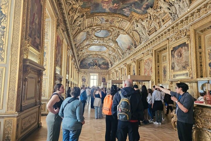 Louvre Museum Masterpieces Guided Tour in Small Group with Access