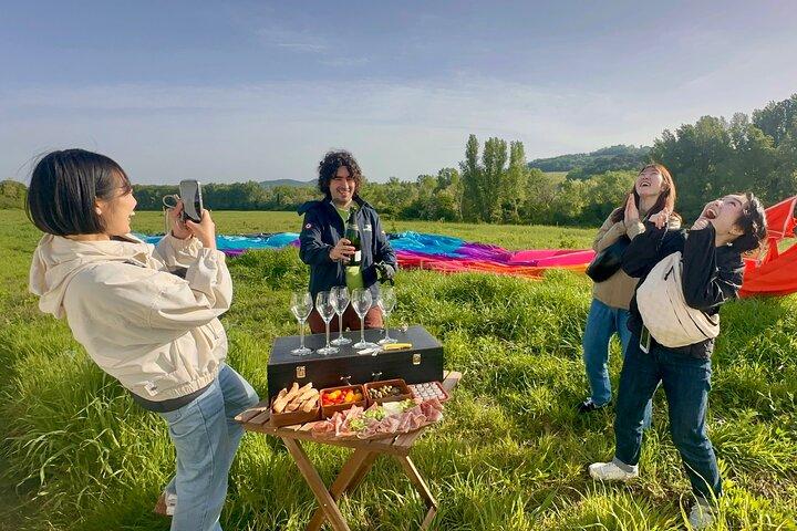 Sunrise Balloon Flight over Tuscany with Breakfast and Photos