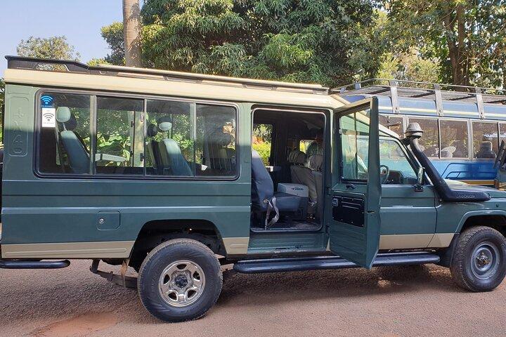 4x4 Safari Landcruiser Rental/hire in Nairobi with driver/guide
