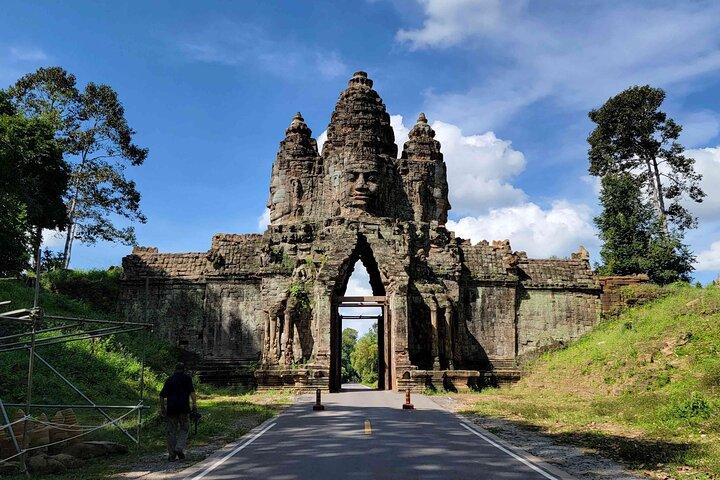 2-Day Phnom Penh to Siem Reap and Angkor Wat Temples