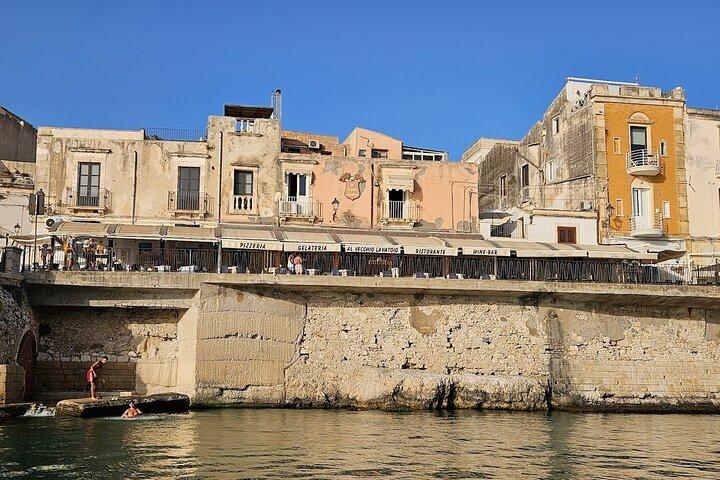 Syracuse Ortigia and Sea Caves Boat Tour with Captain Mirko