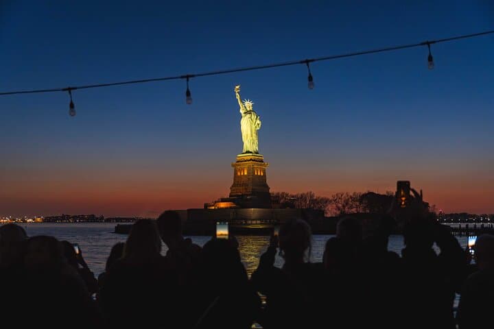 Circle Line: 2hr - New York City Harbor Lights Cruise