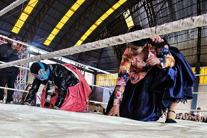 The cholitas wrestling show with transportation