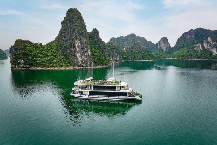 Ha Long Bay Day Cruise – Kayaking, Sung Sot Cave & Titop Island