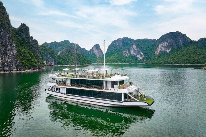 Ha Long Bay Day Cruise – Kayaking, Sung Sot Cave & Titop Island