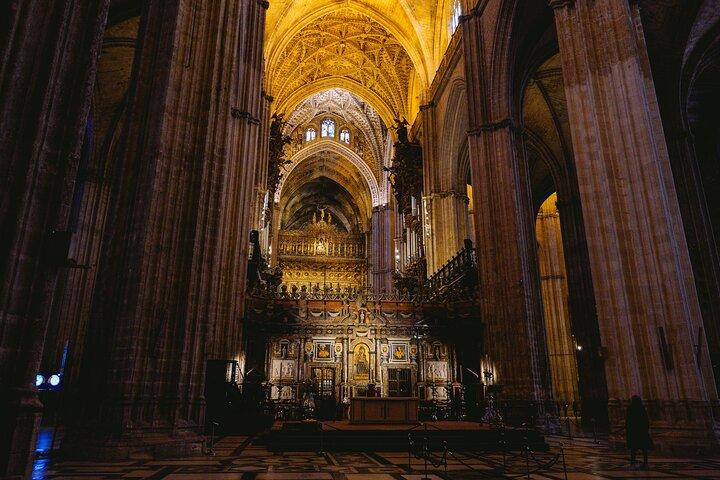 Small Group Tour to Cathedral and Giralda Direct Entrance