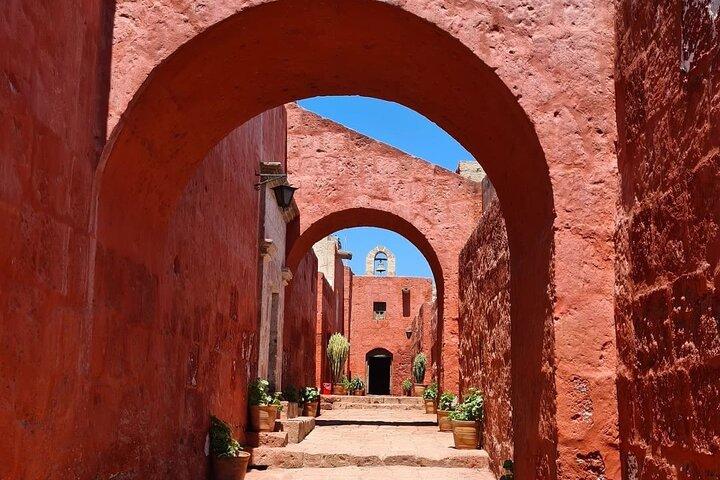 Walking City tour including the Monastery of Santa Catalina
