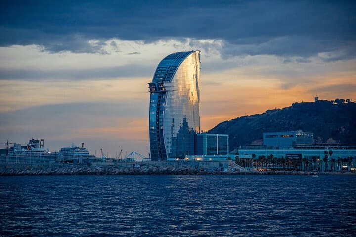 Barcelona : 2 hours Sailing tour with snacks and drinks