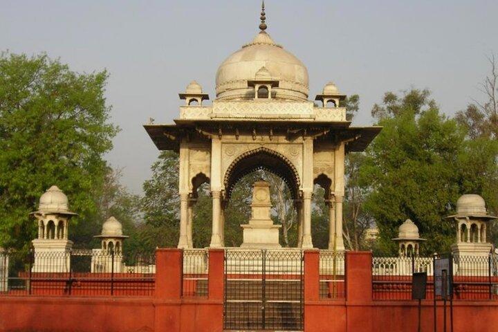 Lucknow: Cultural Walking Tour with Local Snacks (Guided Tour)