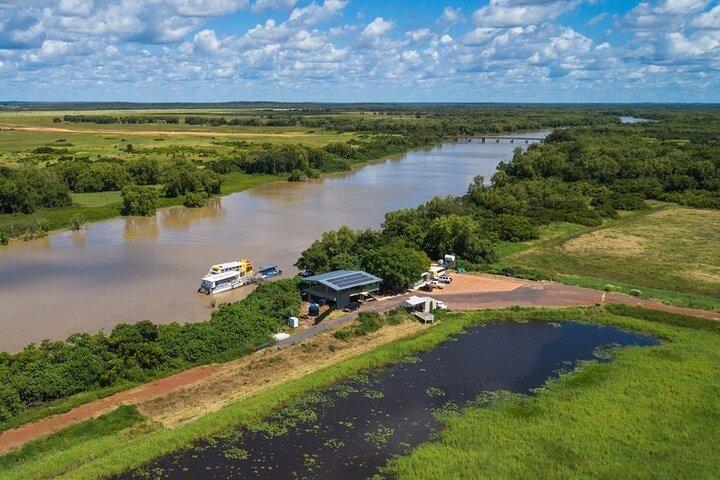 Spectacular Jumping Crocodile Cruise with Darwin Transfer Bus