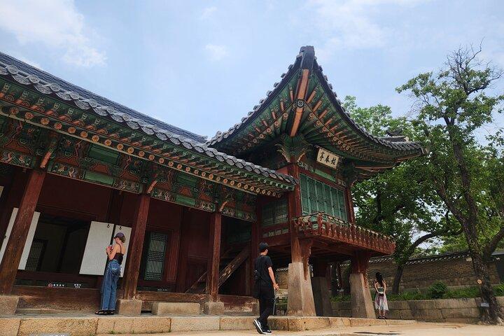 Walking Tour to Changdeokgung Palace with Korean dress Hanbok