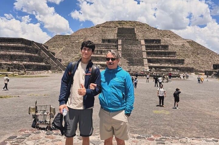 Guided Tour in Teotihuacan with Cave Breakfast and Transportation