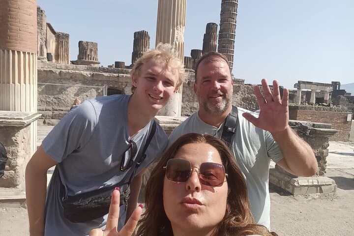 From Naples to Positano with 2hr stop at Pompeii or Vice Versa