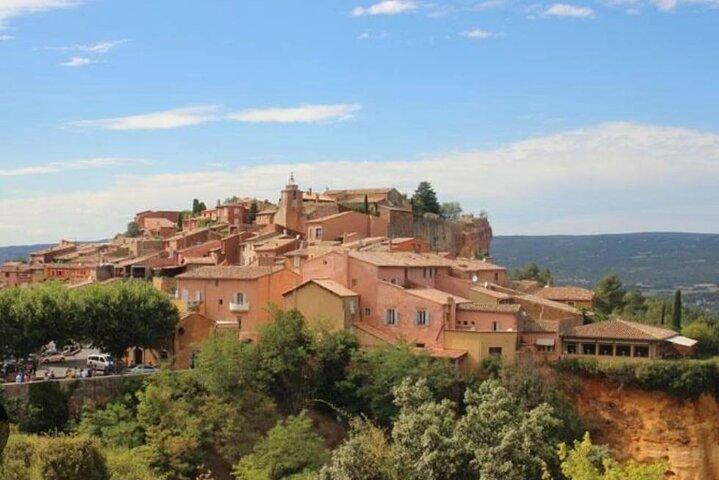 Villages perched in the Luberon, Gordes and lavenders on a private day