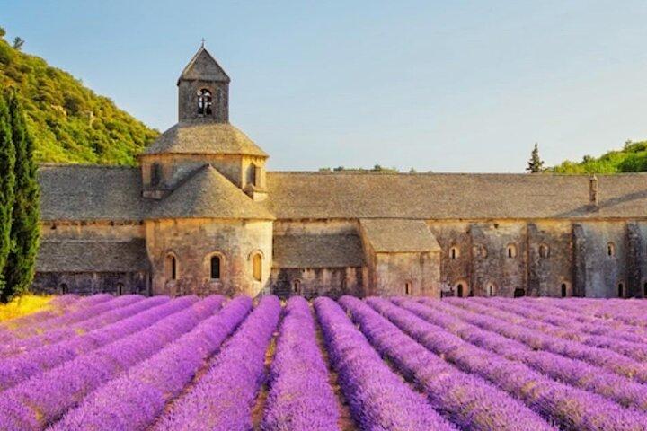 Villages perched in the Luberon, Gordes and lavenders on a private day