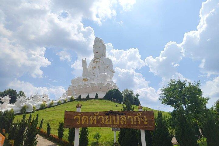 Chiang Rai Day Tour from Chiang Mai : Red, White and Blue Temples