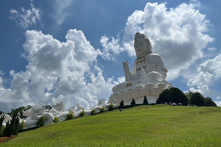 Chiang Rai Day Tour from Chiang Mai : Red, White and Blue Temples