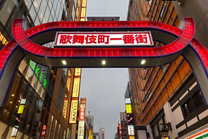 Shinjuku Night Walking Tour with Japanese Tokyo local