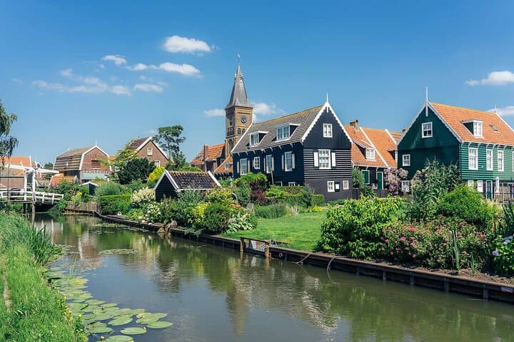 Volendam & Marken Private Tour in luxury Jaguar S Type 1/2 day