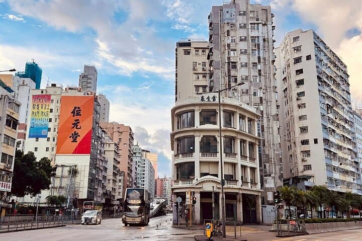 A Private City Tour of Hong Kong with Mercedes-Benz