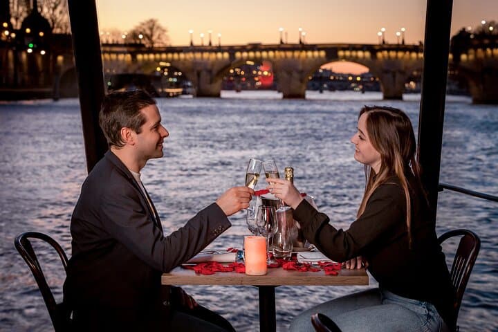 Paris Seine River Dinner Cruise with Champagne and Window Seating