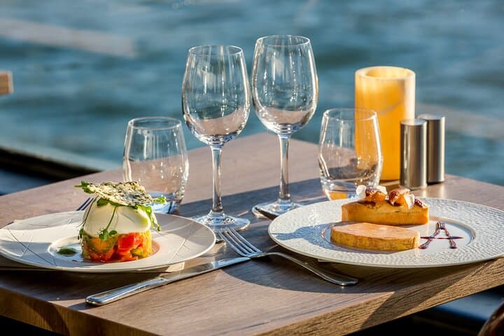 Paris 3-Course Gourmet Dinner and Sightseeing Seine River Cruise