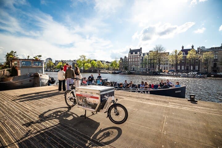 Amsterdam Canal Cruise With Live Guide and Unlimited Drinks