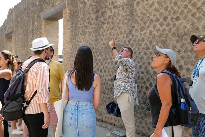 Pompeii Walking Tour : a journey through the History of the Buried City