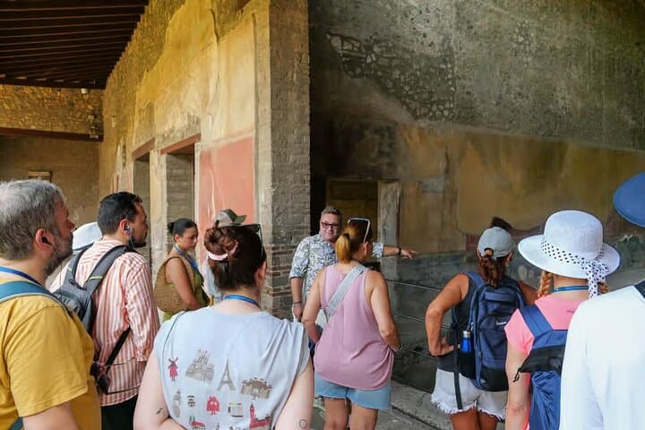 Pompeii Walking Tour : a journey through the History of the Buried City