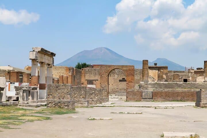 Pompeii Walking Tour : a journey through the History of the Buried City