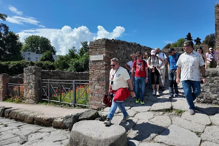 Pompeii Walking Tour : a journey through the History of the Buried City
