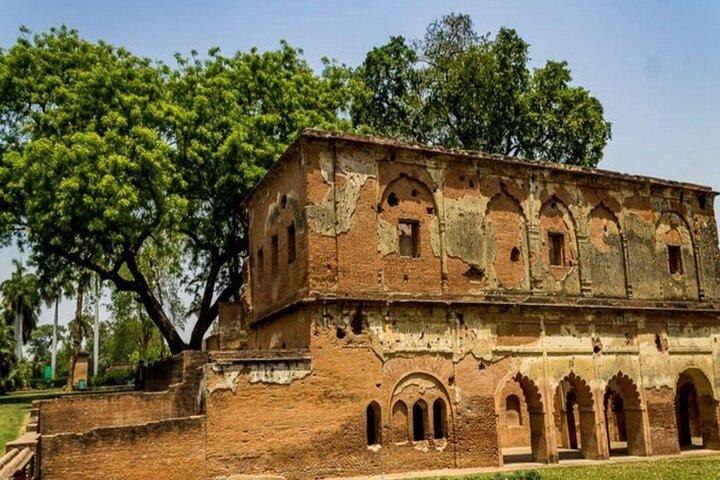 Lucknow: Cultural Walking Tour with Local Snacks (Guided Tour)